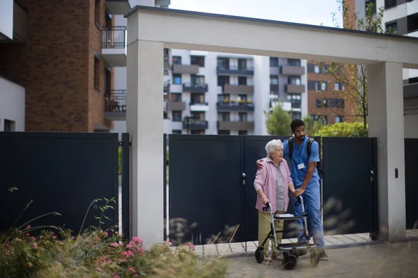 Aide Soignante Marchant Avec Une Cliente Âgée Devant Une Maison — Photo