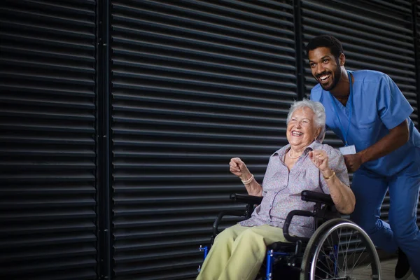 Смотритель Мужчина Толкает Взволнованную Пожилую Женщину Инвалидном Кресле Улице Наслаждаясь — стоковое фото