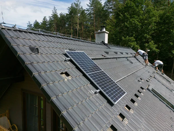 Hombre Trabajador Instalando Paneles Solares Fotovoltaicos Techo Energía Alternativa Ahorro —  Fotos de Stock