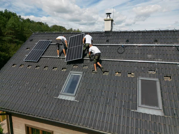Mężczyźni Instalujący Panele Fotowoltaiczne Dachu Alternatywna Energia Oszczędność Zasobów Koncepcja — Zdjęcie stockowe