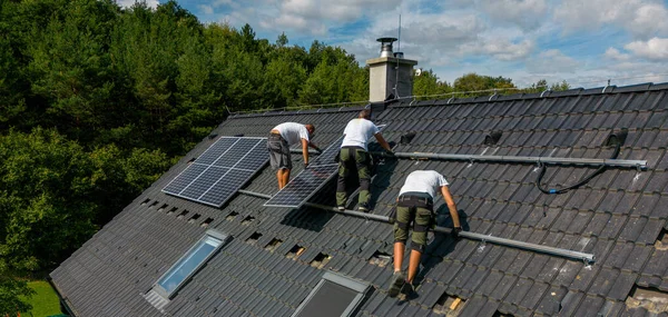 Mężczyźni Instalujący Panele Fotowoltaiczne Dachu Alternatywna Energia Oszczędność Zasobów Koncepcja — Zdjęcie stockowe