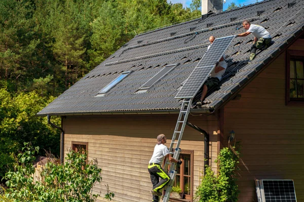 Férfi Munkavállaló Telepítése Napelemes Fotovoltaikus Panelek Tetőn Alternatív Energia Megtakarítási — Stock Fotó