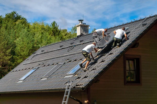 Trabalhador Homens Instalando Painéis Solares Fotovoltaicos Telhado Energia Alternativa Economizando — Fotografia de Stock