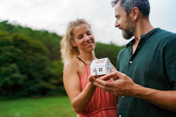 Närbild Lyckliga Par Håller Papper Modell Hus Med Solpaneler Tittar — Stockfoto