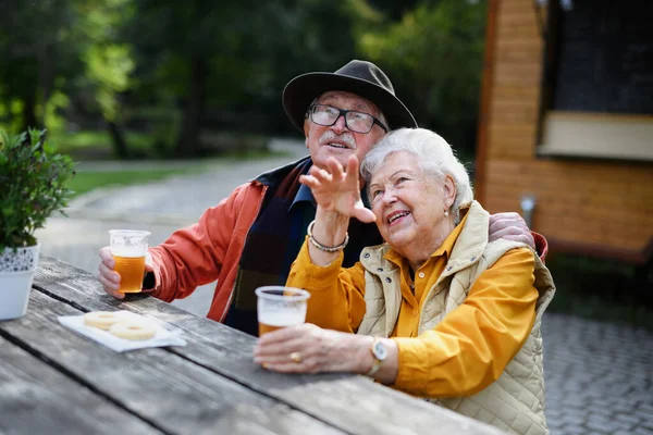 Šťastný Starší Pár Lesním Bufetu Odpočívá Procházce Pivo Obdivuje Přírodu — Stock fotografie