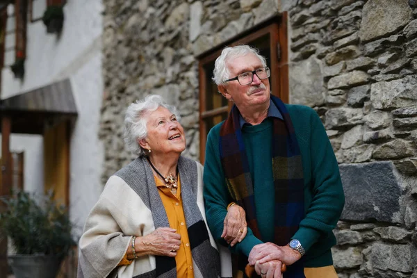Счастливая Пожилая Пара Позирует Рядом Своим Старым Загородным Домом — стоковое фото