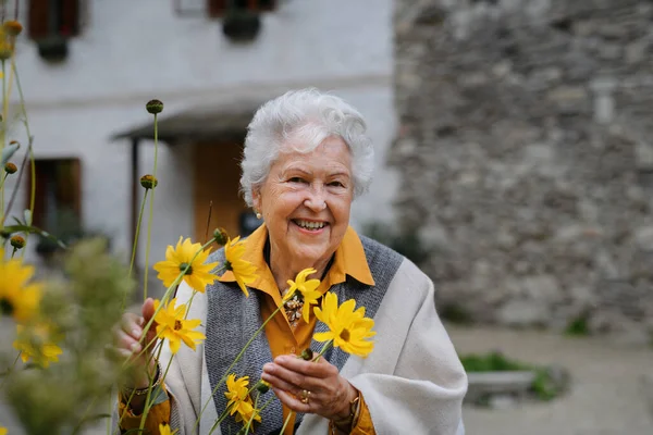 Portretul Unei Femei Fericite Vârstă Stând Aer Liber Pozând Florile — Fotografie, imagine de stoc
