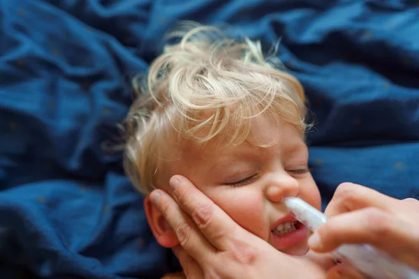 Close Parent Holding His Kid Using Snot Extractor — Stock Photo, Image