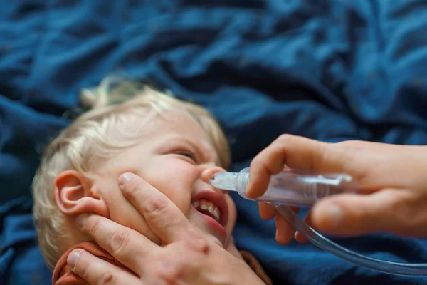 Close Parent Holding His Kid Using Snot Extractor — Stock Photo, Image