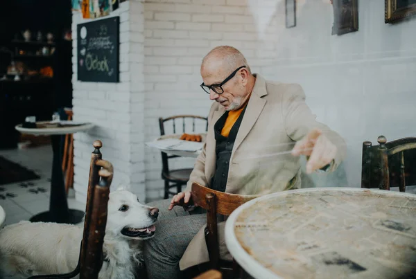 Homme Âgé Heureux Assis Cafétéria Avec Son Énorme Chien — Photo