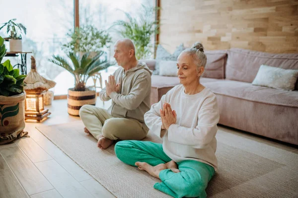 Idősek Együtt Meditálnak Nappaliban Egy Hideg Őszi Napon — Stock Fotó