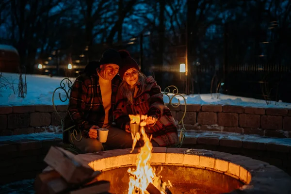 Senior Couple Sitting Heating Together Outdoor Fireplace Winter Evening — Stock Photo, Image