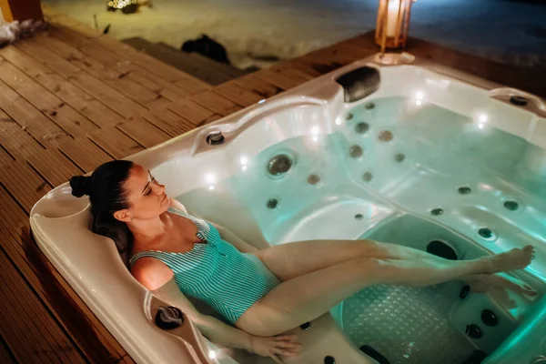 Jovem Mulher Desfrutando Banheira Livre Seu Terraço Durante Uma Noite — Fotografia de Stock