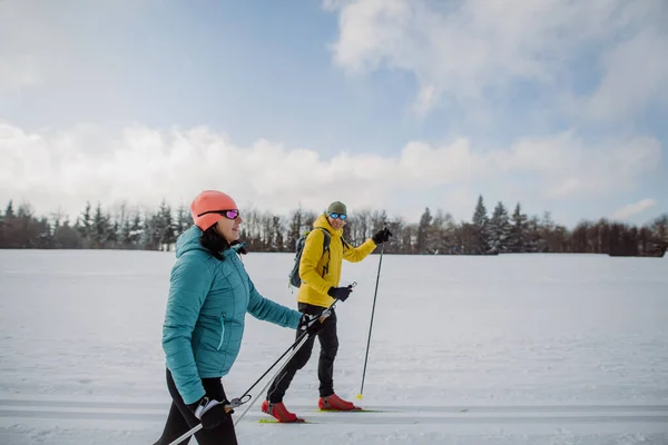 Senioren Paar Beim Gemeinsamen Skifahren Mitten Verschneiten Wald — Stockfoto