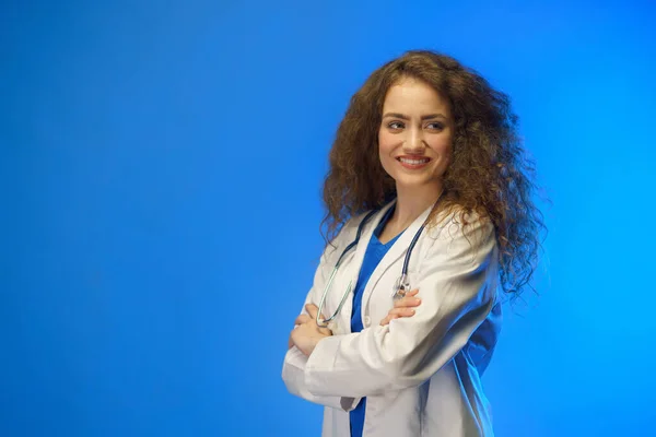 Studio Shot Young Female Doctor Looking Camera Blue Background — Stockfoto