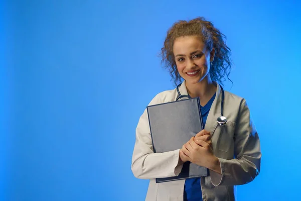 Studio Shot Young Female Doctor Looking Camera Blue Background — Stok fotoğraf