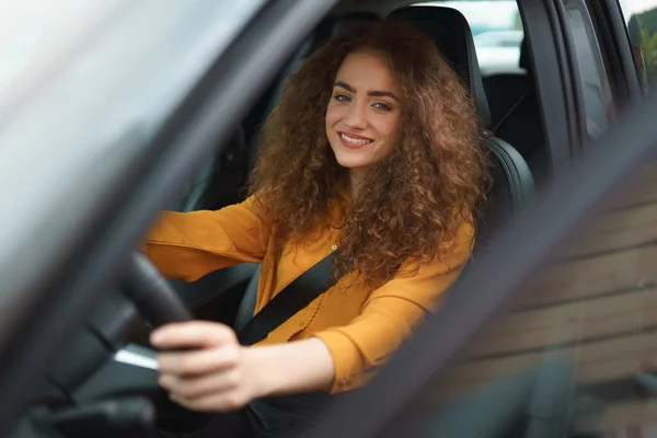 Young Woman Driving Car City Portrait Beautiful Woman Car Looking — Zdjęcie stockowe