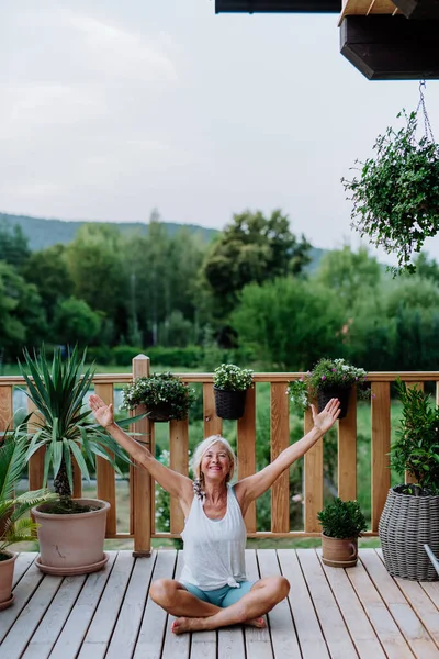 Senior Woman Sitting Outdoors Terrace Summer Doing Yoga Exercise — Stockfoto