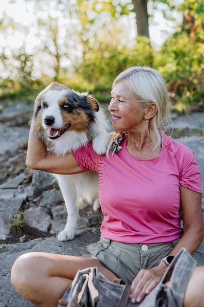 Yaşlı Kadın Ormanda Yürürken Dinleniyor Köpeğini Okşuyor — Stok fotoğraf