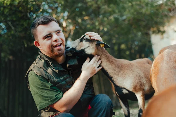 Opiekun Zespołem Downa Zajmujący Się Zwierzętami Zoo Głaskający Kozę Pojęcie — Zdjęcie stockowe