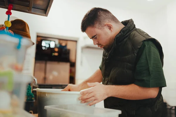 Uomo Con Sindrome Che Lavora Cucina Uno Zoo Preparando Cibo — Foto Stock