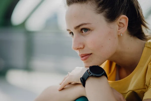 Portret Van Jonge Sportieve Voman Outdoor Een Stad — Stockfoto