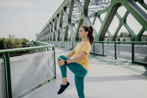 Giovane Donna Che Stretching Una Città Prepara Correre Stile Vita — Foto Stock