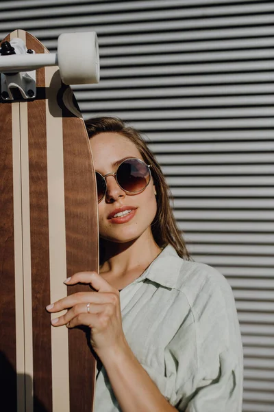 スケートボードと若い女性の屋外の肖像画 若者文化と通勤概念 — ストック写真