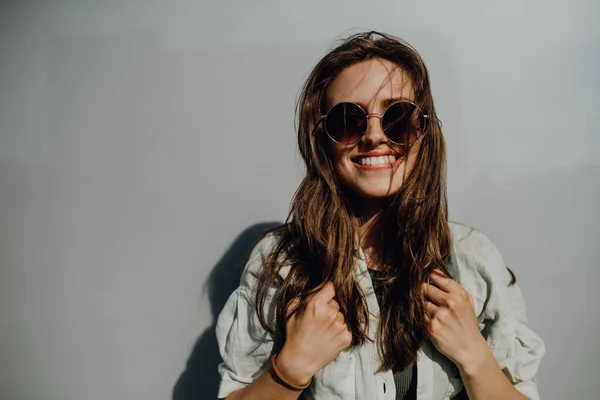 Πορτρέτο Της Ευτυχισμένης Νεαρής Γυναίκας Εξωτερική Ένα Σακίδιο Και Γυαλιά — Φωτογραφία Αρχείου