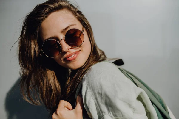 Sırt Çantalı Güneş Gözlüklü Mutlu Genç Bir Kadının Portresi — Stok fotoğraf
