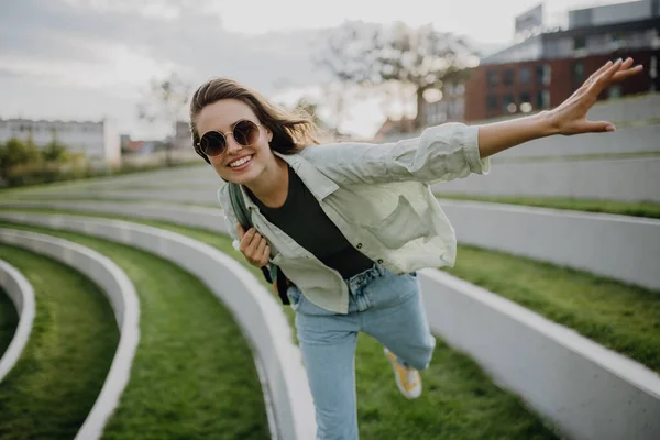 Jovem Feliz Sentindo Livre Posando Durante Caminhada Uma Cidade — Fotografia de Stock