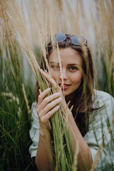 Porträtt Ung Vacker Kvinna Poserar Ett Gräs — Stockfoto