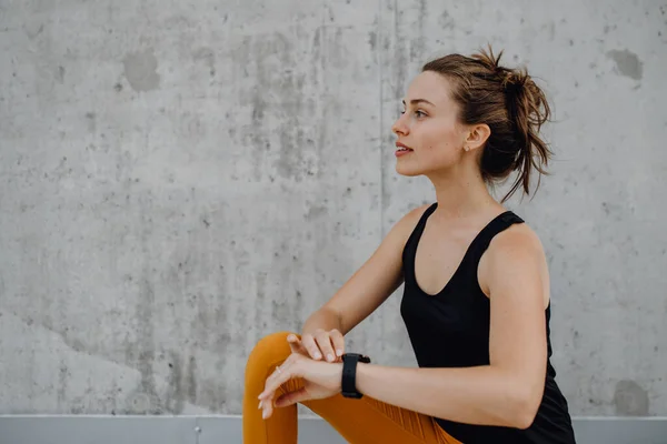 Giovane Donna Che Stretching Una Città Prepara Correre Stile Vita — Foto Stock