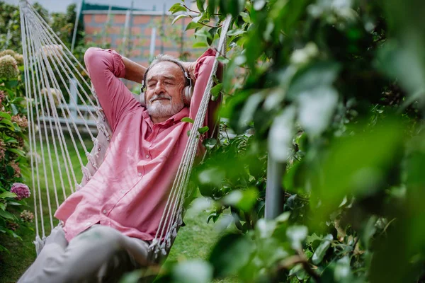 Homem Sênior Feliz Ouvindo Música Relaxando Balanço Livre Jardim — Fotografia de Stock