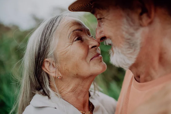 Portrét Seniorského Zamilovaného Páru Stojící Objímající Venku Přírodě — Stock fotografie