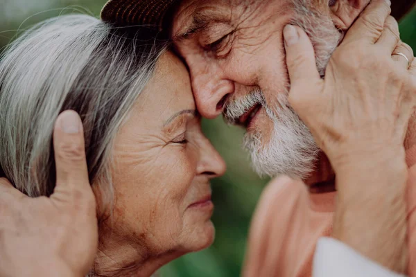 Portret Van Een Verliefd Stel Buiten Natuur — Stockfoto