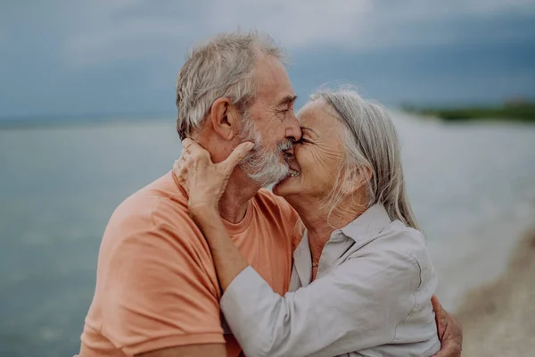 Portrét Seniorského Zamilovaného Páru Stojící Objímající Venku Přírodě — Stock fotografie
