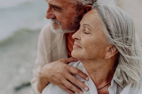 Glad Senior Par Avkopplande Och Har Romantisk Stund Hösten Havet — Stockfoto