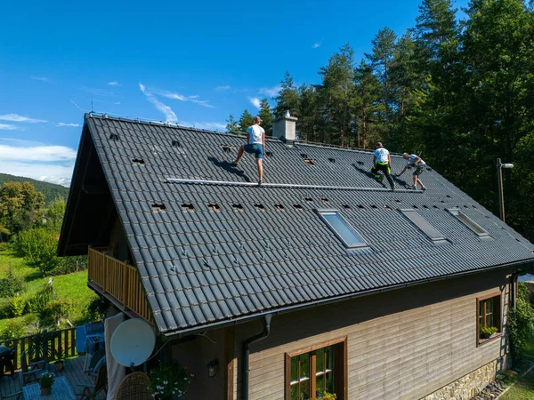代替エネルギー 省資源 持続可能なライフスタイルの概念に太陽光発電パネルを設置する男性労働者 — ストック写真