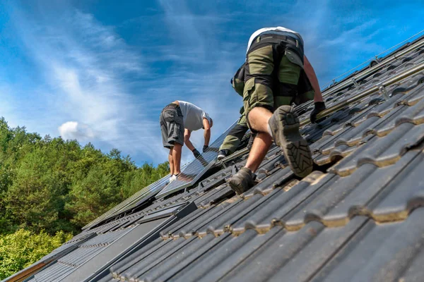 Muži Kteří Instalují Solární Fotovoltaické Panely Střechu Alternativní Energii Úsporu — Stock fotografie