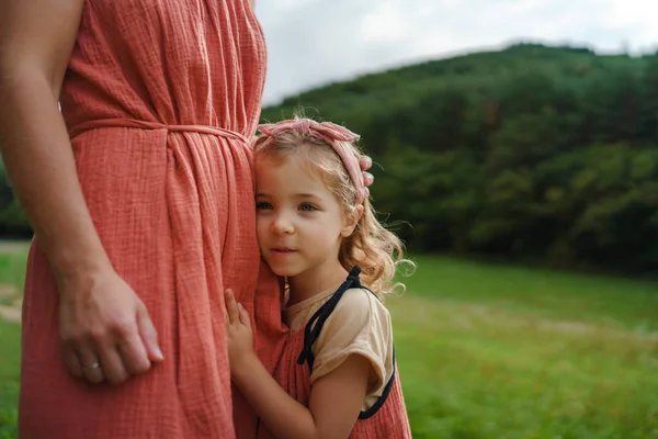 Pequena Filha Inclinada Sua Mãe Desfrutando Juntos Tempo Livre Prado — Fotografia de Stock