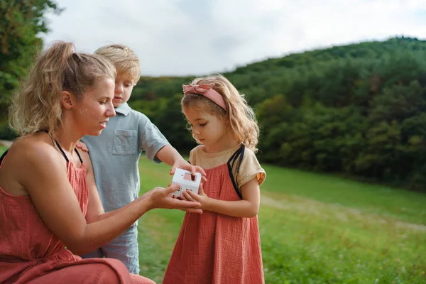 Niña Con Hermano Madre Sosteniendo Jugando Con Modelo Papel Casa — Foto de Stock