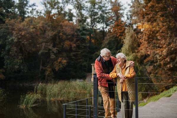 Счастливая Старшая Пара Осенней Прогулке Озера Передохнув — стоковое фото
