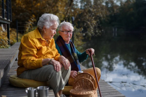 Glückliches Senioren Paar Herbstkleidung Macht Nach Spaziergang Pause See — Stockfoto