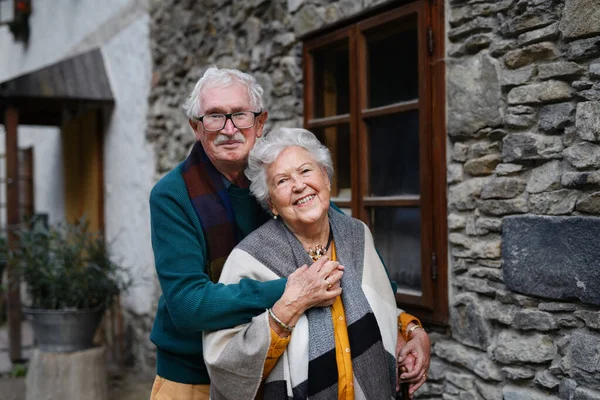 Szczęśliwa Para Seniorów Pozowanie Pobliżu Ich Starego Wiejskiego Domu — Zdjęcie stockowe