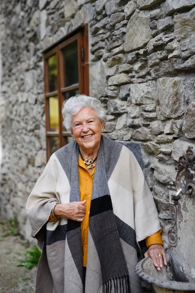 Porträtt Elegant Senior Kvinna Står Nära Countryhouse — Stockfoto