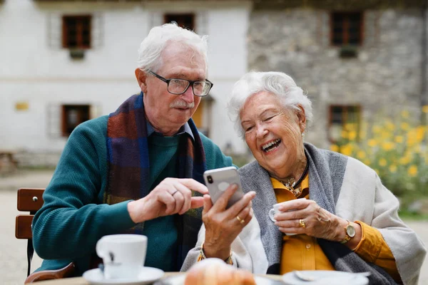 Glückliches Seniorenpaar Parkcafé Das Sich Nach Einem Spaziergang Ausruht Einen — Stockfoto