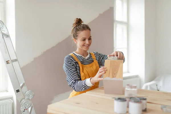 快乐的年轻女人在她的房子里重新做架子 重复使用材料和可持续生活方式的概念 — 图库照片