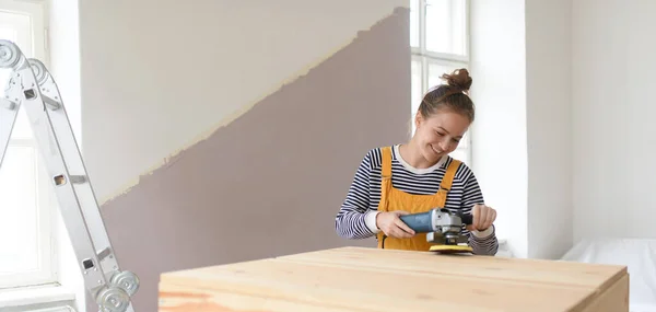 Szczęśliwa Młoda Kobieta Przerabiająca Drewnianą Szafkę Swoim Domu Koncepcja Ponownego — Zdjęcie stockowe