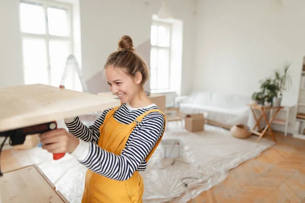 Jovem Feliz Instalando Prateleira Madeira Sua Casa Conceito Reutilização Materiais — Fotografia de Stock